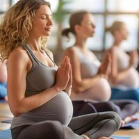 graviditet kvinnor grupp håller på med yoga foto