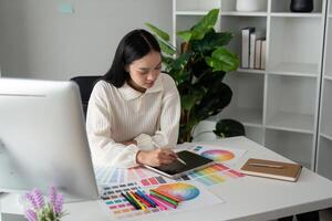 asiatisk kvinna grafisk designer arbetssätt i Hem kontor. konstnär kreativ designer illustratör grafisk skicklighet begrepp foto
