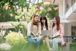 asiatisk ung campus studerande njut av lära sig studie och läsning böcker tillsammans. vänskap och utbildning begrepp. campus skola och universitet. lycka och rolig av inlärning i högskola foto