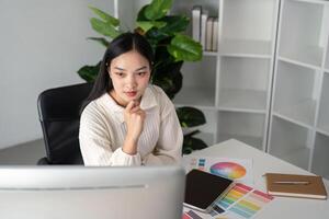 asiatisk kvinna grafisk designer arbetssätt i Hem kontor. konstnär kreativ designer illustratör grafisk skicklighet begrepp foto