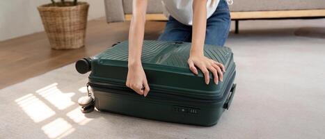 kvinna och resväska för resa sommartid semester förpackning Kläder. koppla av och flykt förberedelse foto