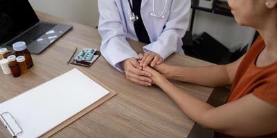 läkare innehav patient hand heja på och uppmuntra medan kontroll din hälsa foto