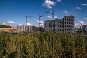 silhoette av torn kranar på konstruktion webbplats, tillhandahålla hus för låg inkomst medborgare av tredje värld länder foto