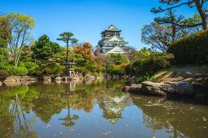 japansk trädgård av osaka slott på osaka stad i japan foto