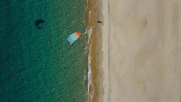 antenn se av kite på de vågor av de hav i mui ne strand, phan thiet, binh thuan, vietnam. kitesurfing, lekar verkan foton