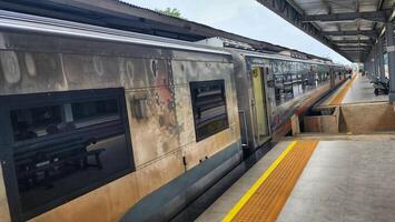 tåg på de plattform av en järnväg station i cimahi, indonesien foto