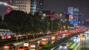 trafik är tung på en upptagen stad gata på natt foto