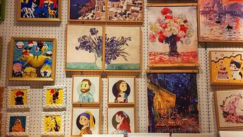 en vägg av målningar och Övrig konst på visa foto