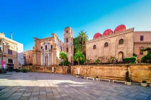 piazza bellini med kyrka av s. cataldo och kyrka av martorana i palermo foto