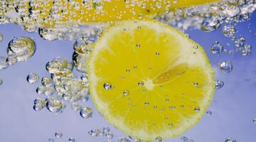 under vattnet av nyligen pressas sötad citronsaft kall uppfriskande dryck foto