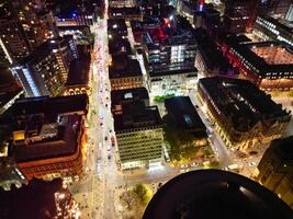 antenn natt se av upplyst central manchester stad och stadens centrum byggnader, England förenad rike. Maj 4:a, 2024 foto