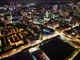 antenn natt se av upplyst central manchester stad och stadens centrum byggnader, England förenad rike. Maj 4:a, 2024 foto