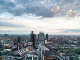 antenn se av större manchester stad Centrum och lång byggnader under gyllene timme av solnedgång. England Storbritannien. Maj 5:e, 2024 foto