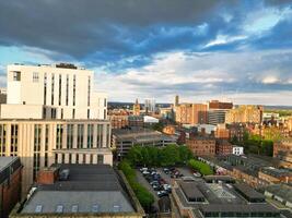 antenn se av större manchester stad Centrum och lång byggnader under gyllene timme av solnedgång. England Storbritannien. Maj 5:e, 2024 foto