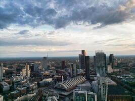 antenn se av större manchester stad Centrum och lång byggnader under gyllene timme av solnedgång. England Storbritannien. Maj 5:e, 2024 foto