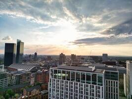 antenn se av större manchester stad Centrum och lång byggnader under gyllene timme av solnedgång. England Storbritannien. Maj 5:e, 2024 foto