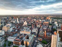 antenn se av större manchester stad Centrum och lång byggnader under gyllene timme av solnedgång. England Storbritannien. Maj 5:e, 2024 foto