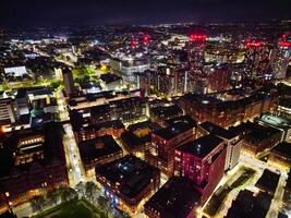 antenn natt se av upplyst central manchester stad och stadens centrum byggnader, England förenad rike. Maj 4:a, 2024 foto