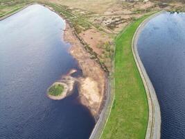 hög vinkel se av mest skön brittiskt landskap på redmires vatten reservoarer över kullar av sheffield stad av England förenad rike, april 30:e, 2024 foto