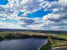 hög vinkel se av mest skön brittiskt landskap på redmires vatten reservoarer över kullar av sheffield stad av England förenad rike, april 30:e, 2024 foto