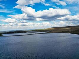 hög vinkel se av mest skön brittiskt landskap på redmires vatten reservoarer över kullar av sheffield stad av England förenad rike, april 30:e, 2024 foto