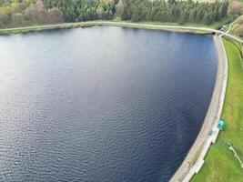 hög vinkel se av mest skön brittiskt landskap på redmires vatten reservoarer över kullar av sheffield stad av England förenad rike, april 30:e, 2024 foto