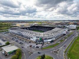 hög vinkel se av derby stad och stadion omge av de stad. England förenad rike. april 26:e, 2024 foto