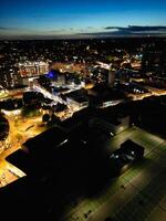 antenn se av upplyst brittiskt stad av England under natt foto