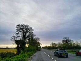 hög vinkel se av brittiskt landsbygden landskap nära rugby stad av England förenad rike. april 8:e, 2024 foto