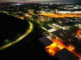 antenn se av upplyst central dartford London stad av England under natt. England Storbritannien. april 14:e, 2024 foto