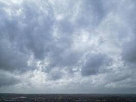 antenn se av elstree London stad av England bra storbritannien under molnig och blåsigt dag. april 4:a, 2024 foto