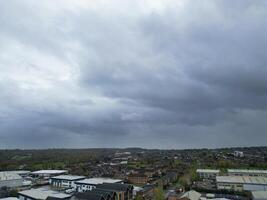 antenn se av elstree London stad av England bra storbritannien under molnig och blåsigt dag. april 4:a, 2024 foto