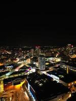 antenn natt se av upplyst stad Centrum byggnader av birmingham central stad av England förenad rike. Mars 30:e, 2024 foto