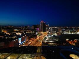 antenn natt se av upplyst stad Centrum byggnader av birmingham central stad av England förenad rike. Mars 30:e, 2024 foto