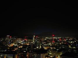 antenn natt se av upplyst stad Centrum byggnader av birmingham central stad av England förenad rike. Mars 30:e, 2024 foto