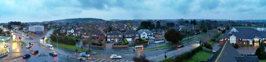 hög vinkel panorama- se av luton stad under molnig och regnig solnedgång. luton, England Storbritannien. Mars 26:e, 2024 foto