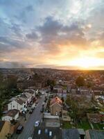 mest skön antenn se av bostads- distrikt under orange solnedgång över luton, England Storbritannien. Mars 19:e, 2024 foto