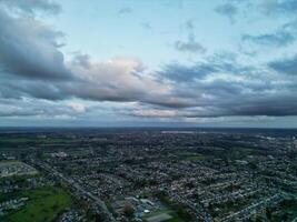 antenn se av bostads- egendom på luton stad av England under solnedgång. förenad rike. Mars 17:e, 2024 foto