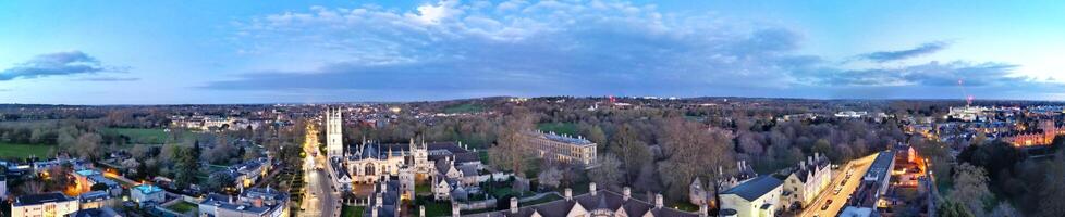 antenn panorama- se av upplyst historisk oxford central stad av England på natt. England förenad rike. Mars 23:e, 2024 foto