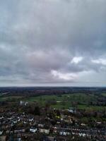 hög vinkel se av upplyst central harpenden stad av England under natt. förenad rike. Mars 16:e, 2024 foto