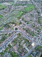 antenn se av bostads- egendom på luton stad av England under solnedgång. förenad rike. Mars 17:e, 2024 foto