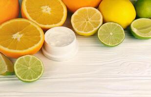 grädde med citrus- extrakt. selektiv fokus. spa dag, begrepp av friskhet grädde kan med citron- kalk och orange foto