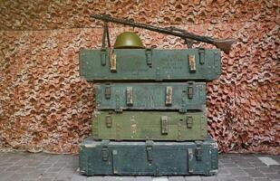 sovjet armén ammunition stack av grön lådor med ryska namn av ammunition typ och kategori foto