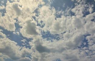 bild av klar blå himmel och vit moln på dag tid för bakgrund användande foto