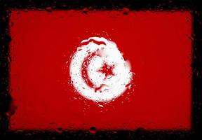 droppar vatten på Tunisiens flagga bakgrund. kort skärpedjup. selektiv fokusering. tonad. foto