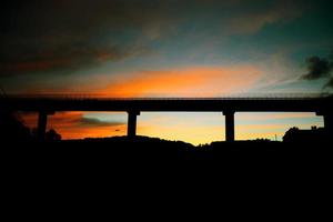 pylon bro vid solnedgången. asfalterad bro vid solnedgången foto