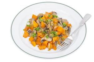 vit tallrik med vegetarisk mat av grönsaker, pumpa, svamp