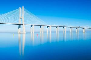 vasco da gama-bron speglad i floden Tejo, Lissabon, Portugal foto