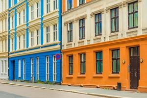 färgglada fasader av bostadshus i oslo, norge. utsikt över en tom gata med skandinavisk arkitektur foto