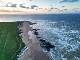 hög vinkel se av botanik bukt strand och hav se under solnedgång på bredtrappa kent, England Storbritannien. april 21:a, 2024 foto